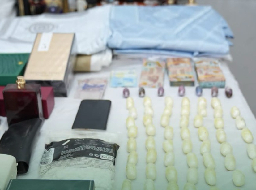 الشرطة تفكك شبكة تهريب مخدرات وتضبط كيلوغراما من الكوكايين ومبالغ مالية