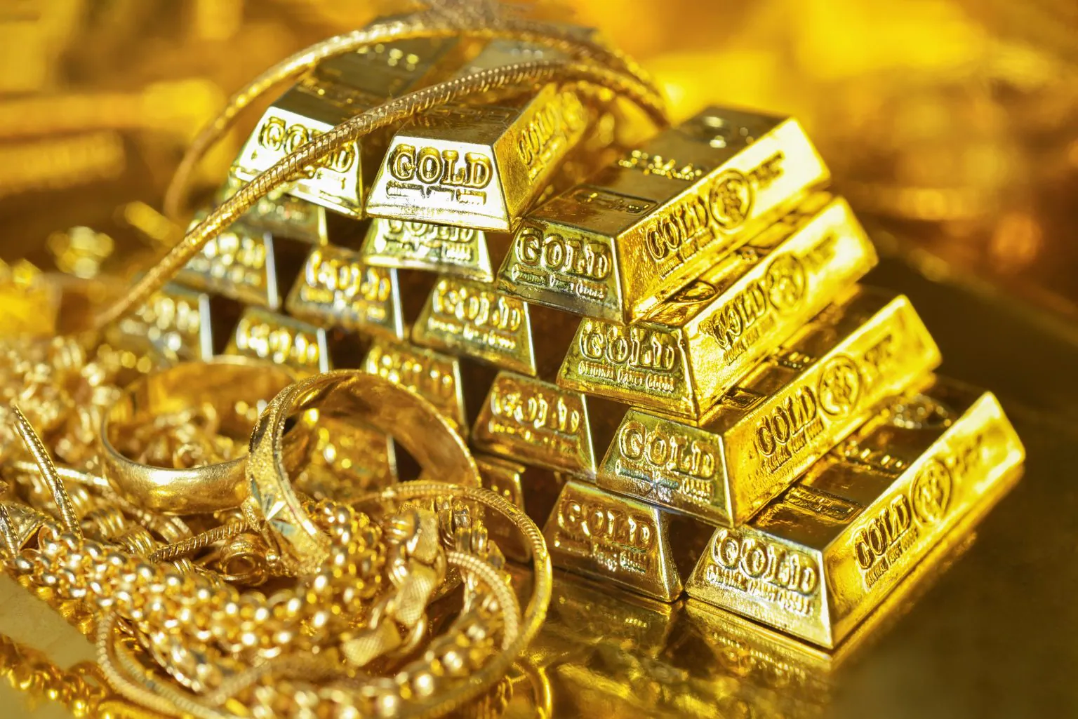 الذهب يتراجع عالمياً وأسعاره في موريتانيا تنخفض